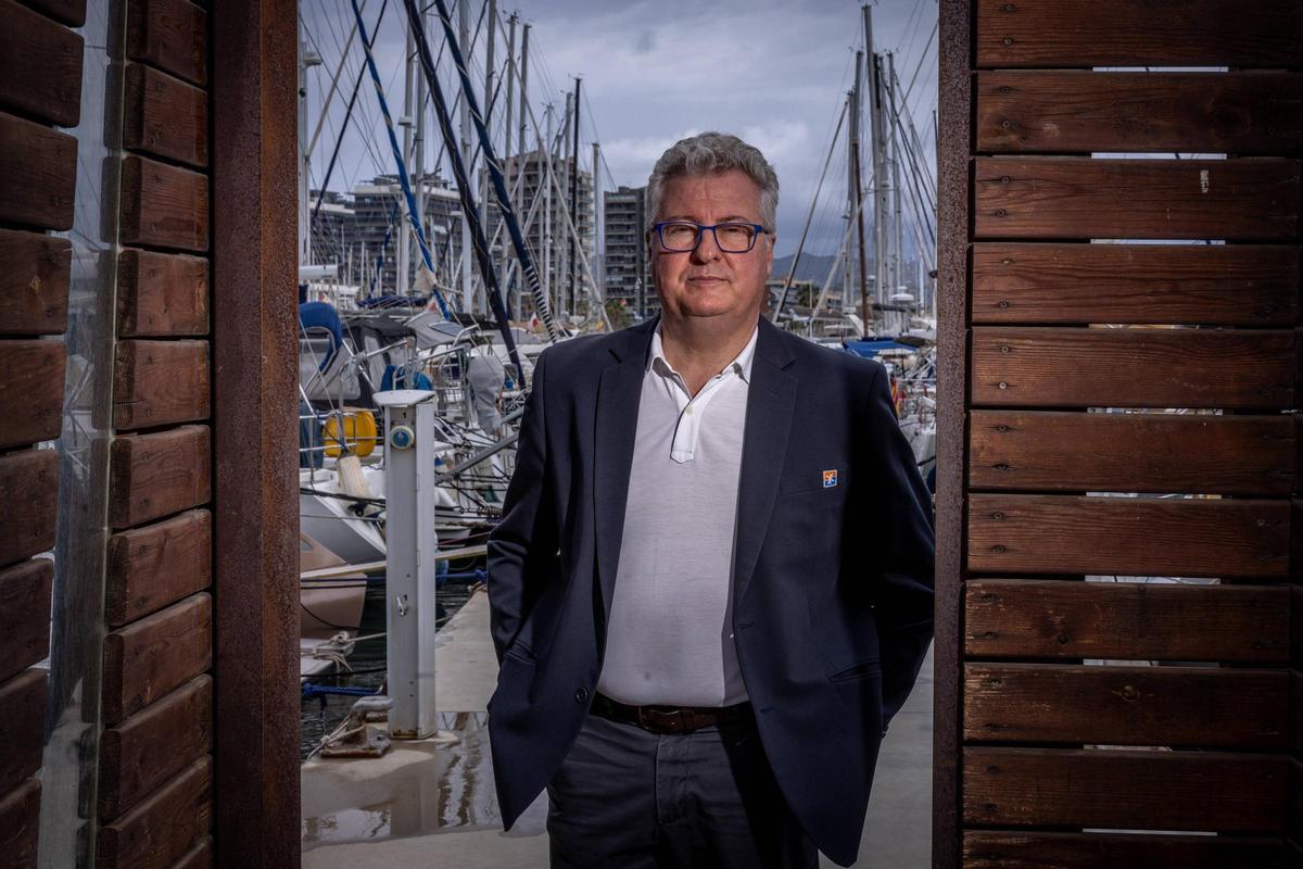 El gerente del Port de Badalona, Imanol Sanz, a la entrada de un pantalán para el amarre de embarcaciones