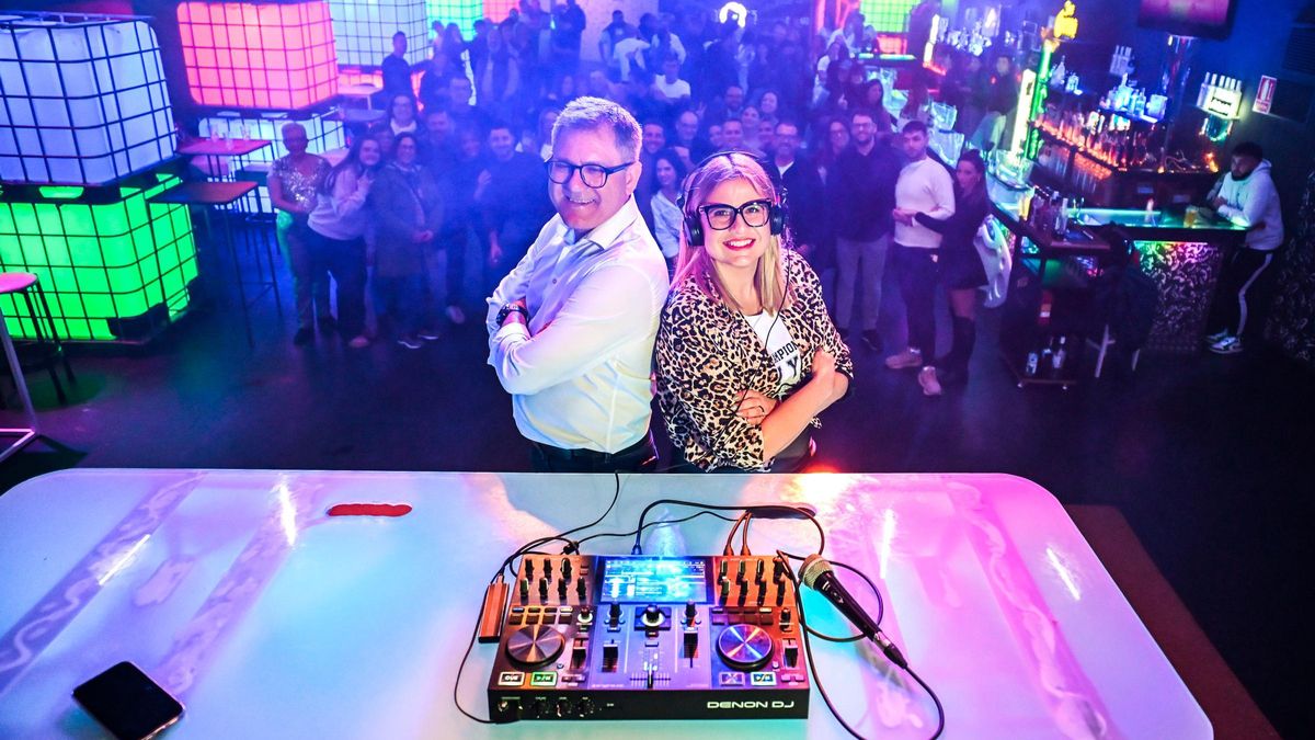 DJ Navarro y DJ Castelló in session: la alcaldesa de Petrer y el alcalde de Agost disc-jokeys por un día en Novelda