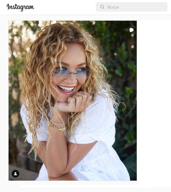 Rita Ora posa en Instagram con sus gafas de sol de la firma Silhouette