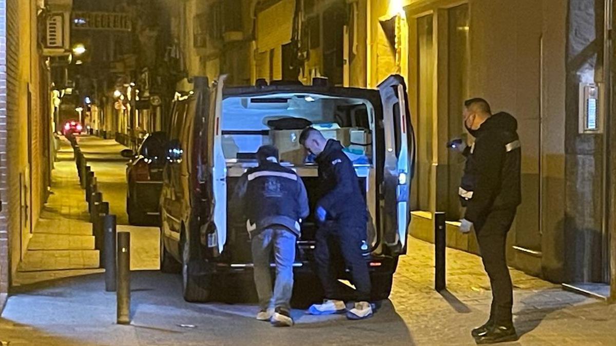Un momento del levantamiento del cuerpo de la mujer en Marqués de Ordoño, Murcia, el pasado día 21 por la noche.