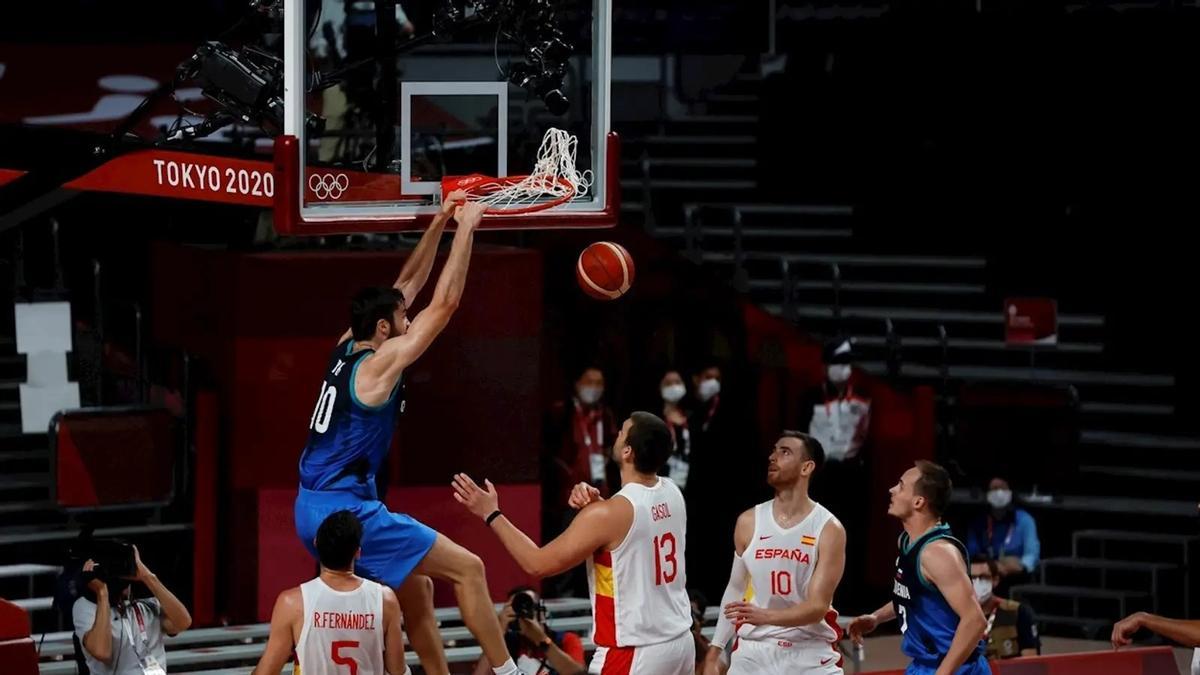 Mike Tobey machaca el aro de España en el partido de los Juegos Olímpicos.