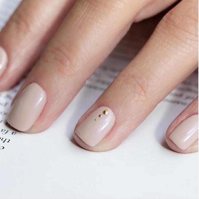 manicura minimal punto oro