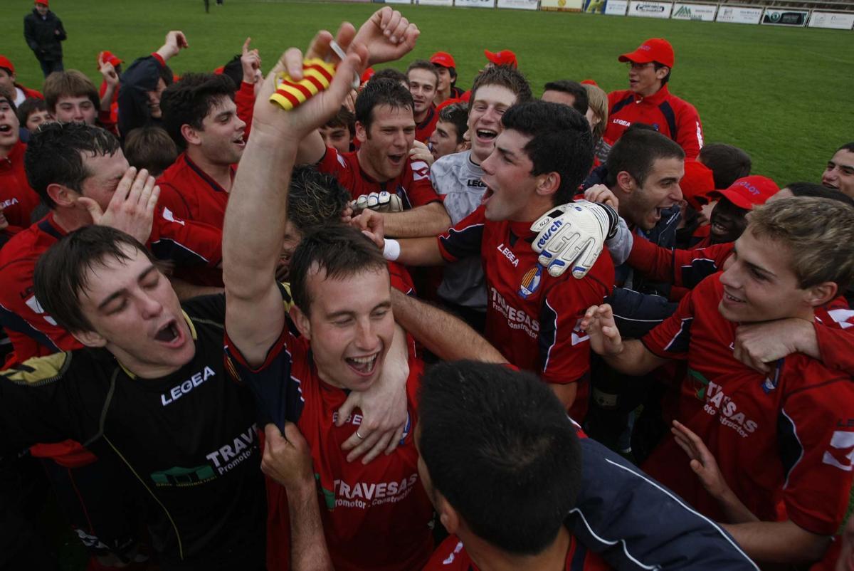 Abel, al mig, celebra l'ascens a Preferent el 2009