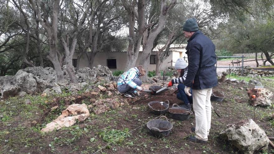 Voluntarios trabajando ayer en las excavaciones.