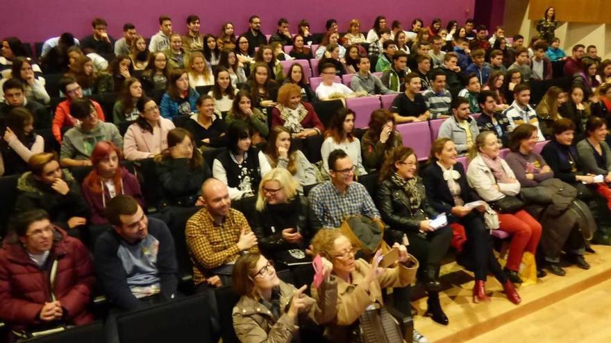 Público, ayer, siguiendo el desarrollo de la jornada en el auditorio de la Pola.