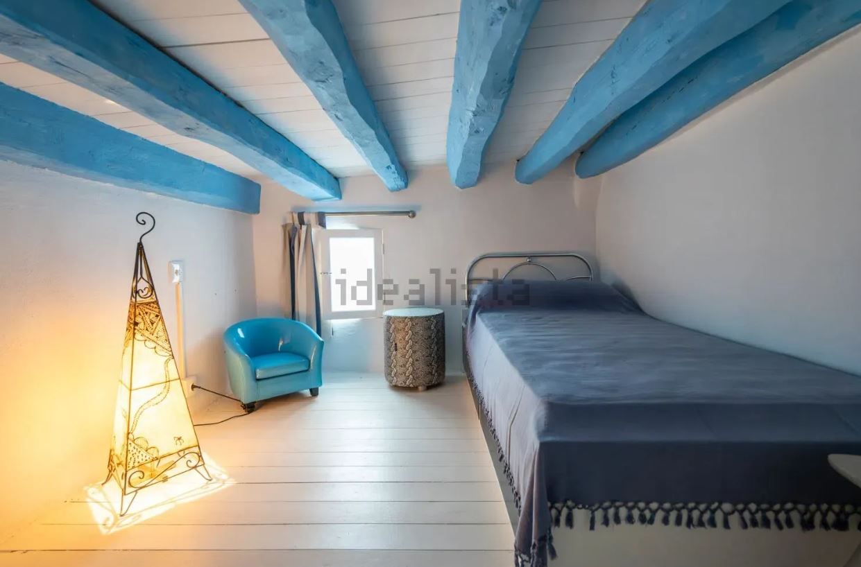 A la venta un edificio con dos apartamentos y negocio en Ibiza por 625.000 euros