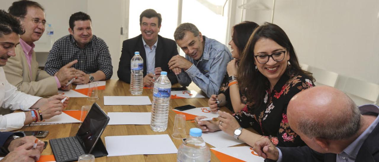 Emilio Argüeso (primero por la izquierda) y Toni Cantó (en el centro) en una reunión de Cs.