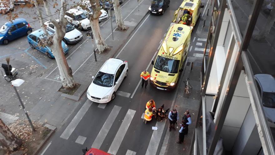 Dos ferits de poca gravetat en un xoc entre una moto i un ciclista a Girona