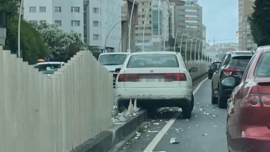 Un vehículo se sale de la vía y acaba subido a la mediana en Alfonso Molina