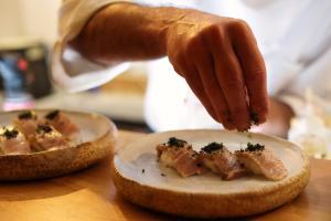 ‘Foodies’ a Eivissa | ‘Robata’ a peu de platja i garrí des del Mirador de Dalt Vila