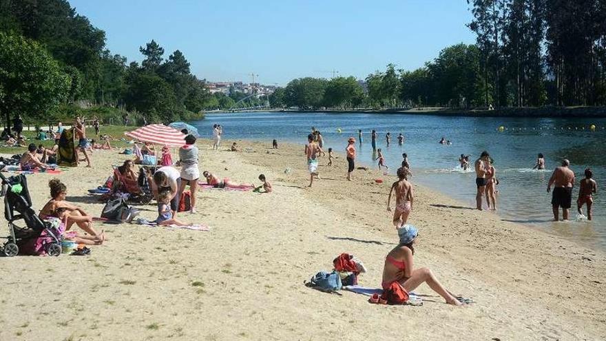 Numerosos usuarios acudieron ayer a la playa del Lérez para combatir los 30 grados de calor.