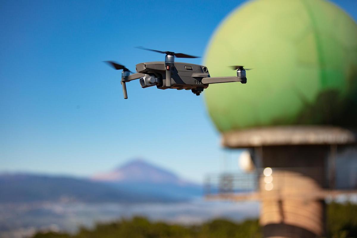 Un dron de Enaire trabaja en uno de los radares del gestor en la península