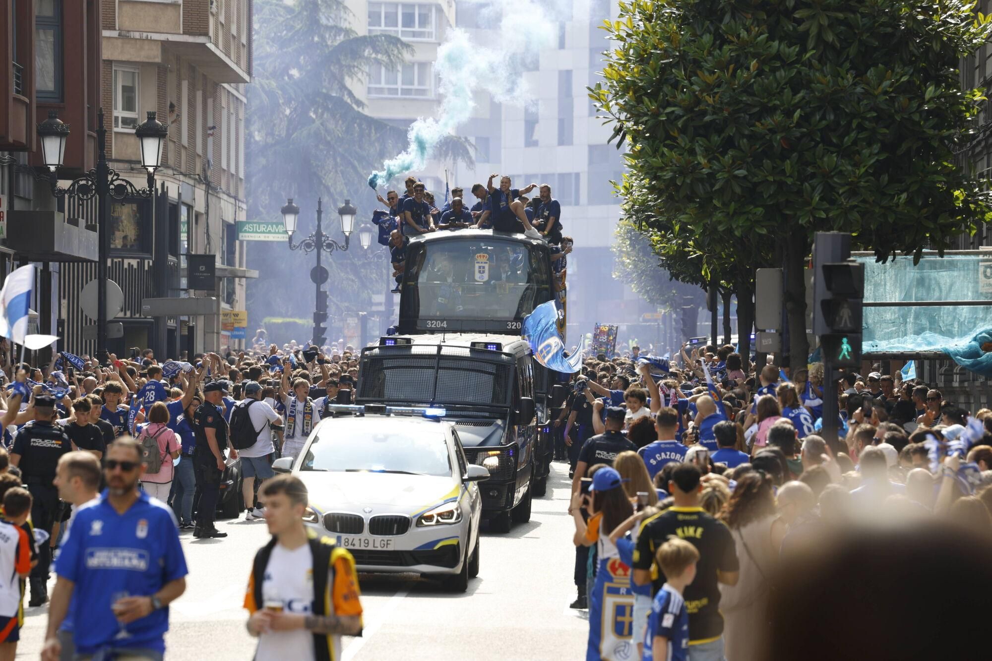 Locura azul en las calles de Oviedo para celebrar el ascenso del equipo a Primera División