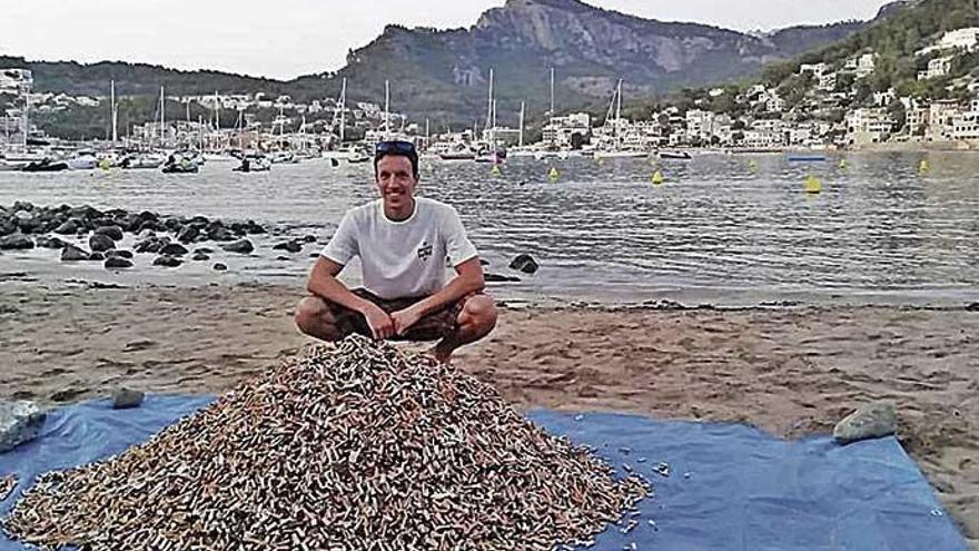 Un voluntario muestra el montÃ³n de colillas recogido.