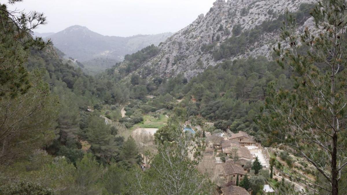 Der private Naturpark liegt in einem engen Tal. Unten ist das Hotel LJs Ratxo zu sehen.  | F.: N. B.