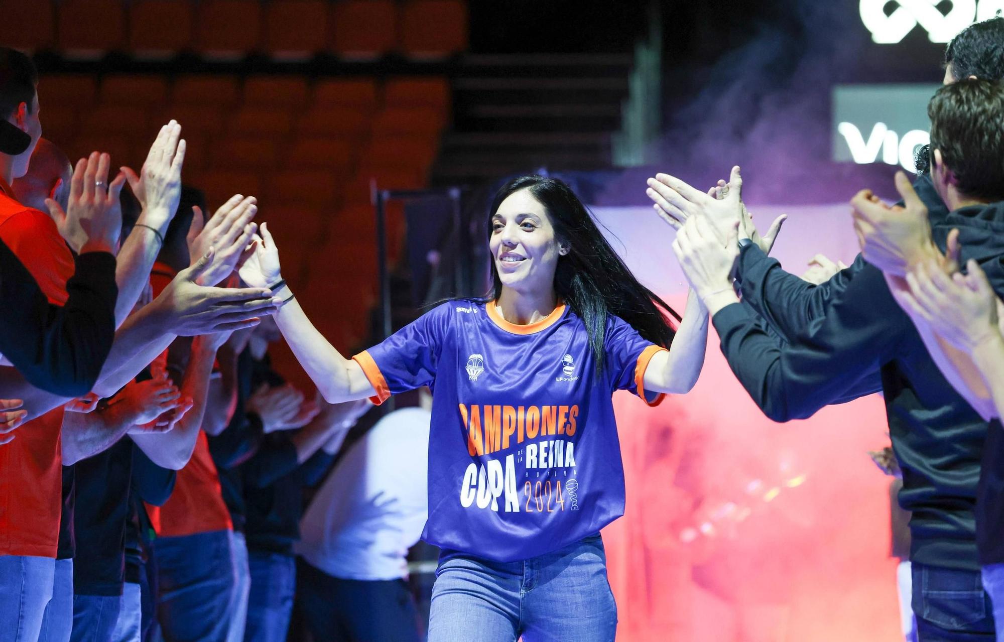 El Valencia Basket celebra a lo grande la Copa de la Reina con su afición