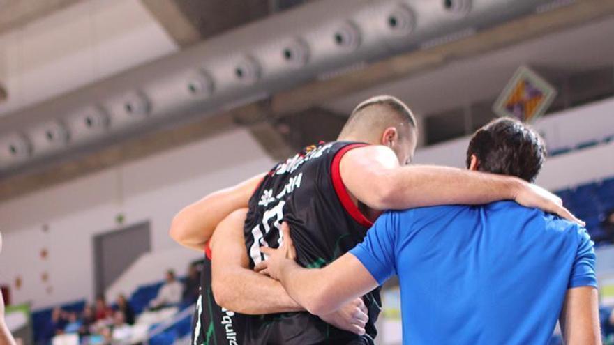 Suskavcevic, ayudado por Feliu y Kovacevic tras sufrir la lesión.