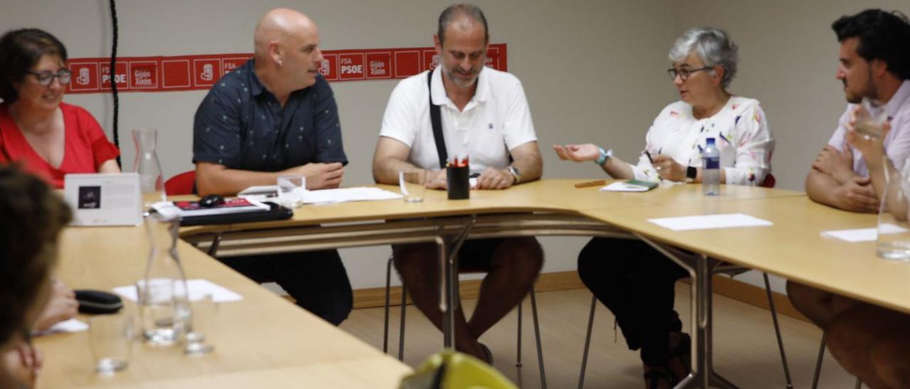 Ana González, segunda por la derecha, se dirige a Monchu García al inicio de la reunión de la comisión ejecutiva del PSOE de Gijón celebrada el pasado jueves. | Ángel González