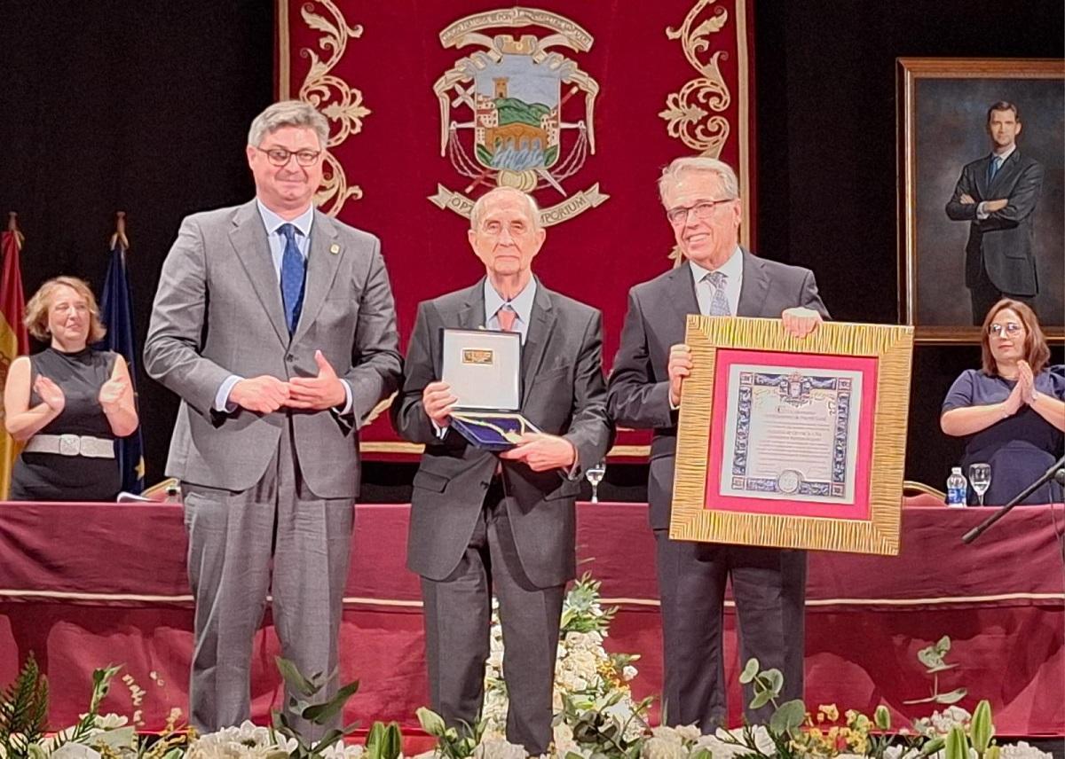 Sergio Velasco, José Luis Arroyo y José Manuel Zurera, tras recoger la distinción.