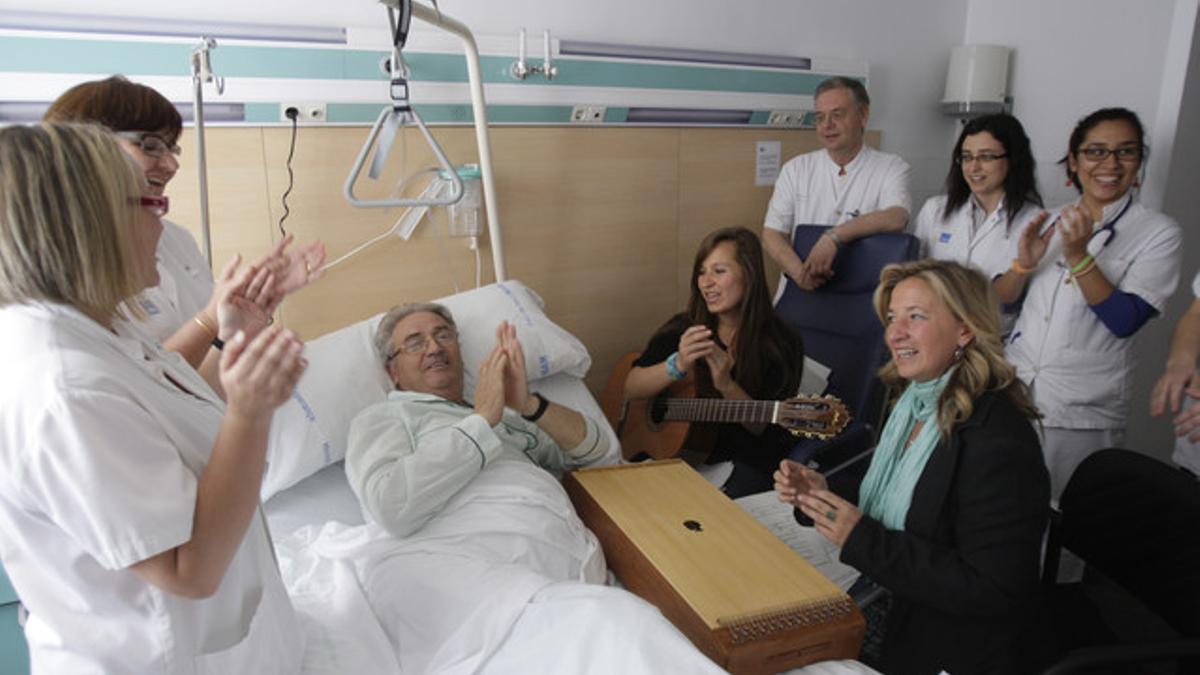 El enfermo José Lao recibe una sesión de musicoterapia en el Hospital de L¿Esperança.