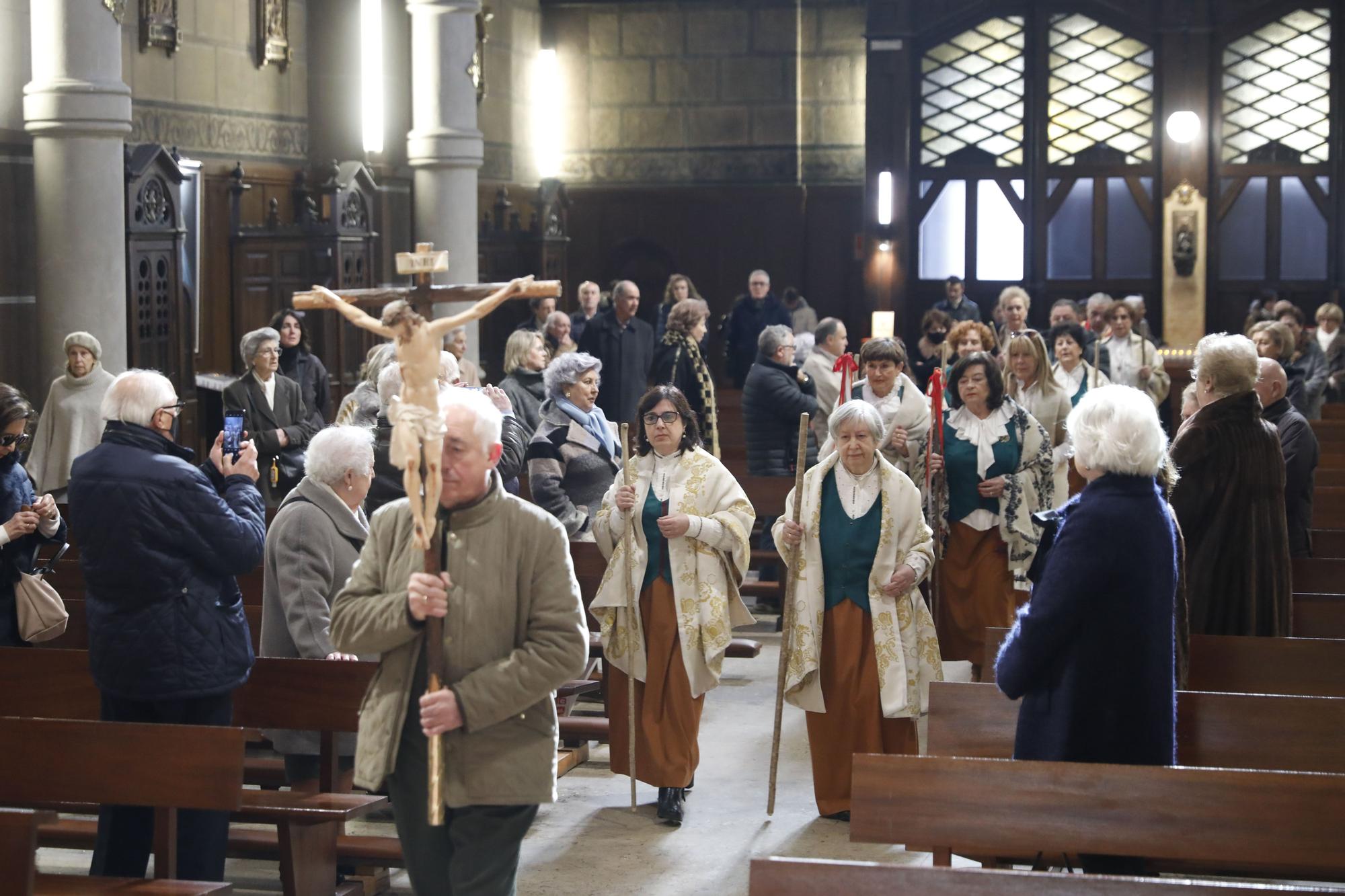 En imágenes: Misa, procesión y reparto de galletas por Santa Águeda en la Basílica