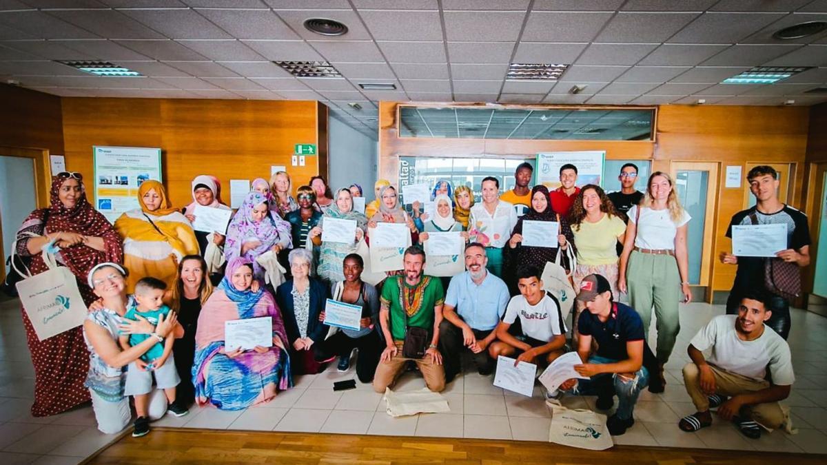 Foto de familia de un grupo de alumnos y alumnas, junto a sus profesores del curso ‘Comunícate’, que impartió el Cabildo y la Fundación ECCA  | | LP/DLP