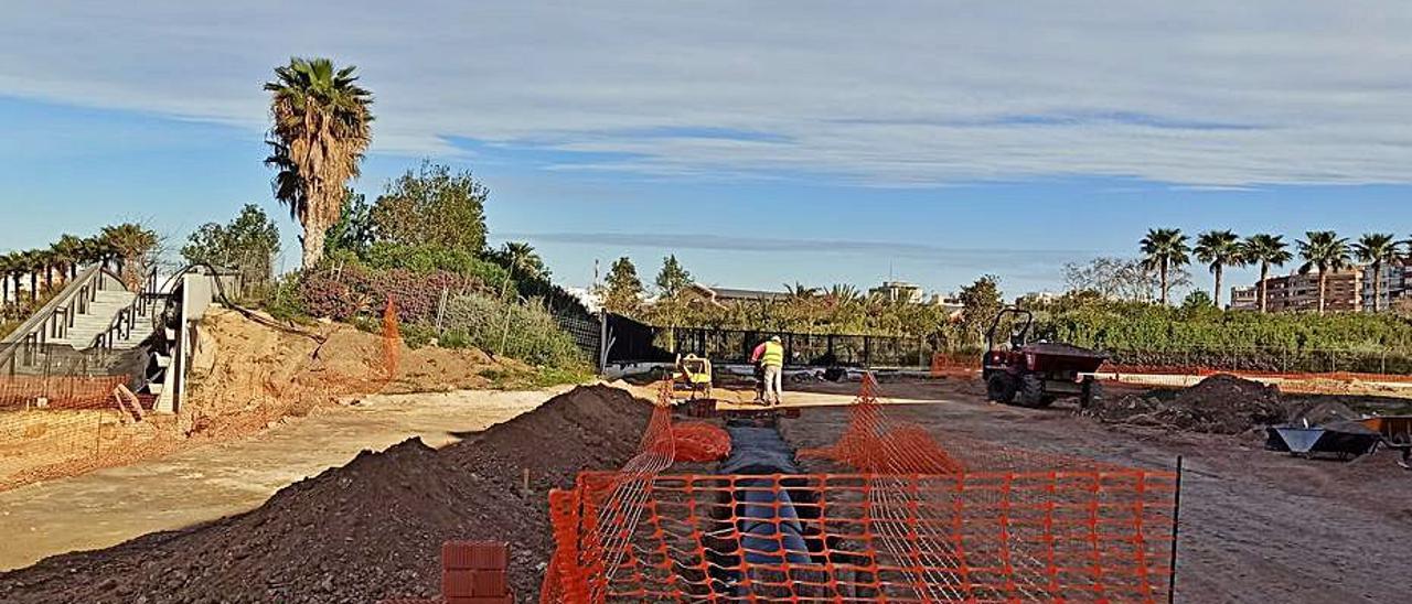 Trabajos junto al muro vegetal incompleto del Parc Central. | LEVANTE-EMV