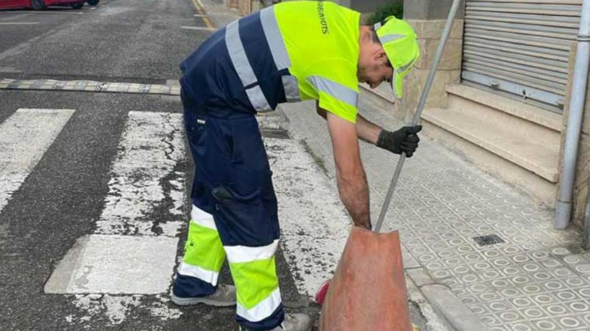 Un treballador fent tasques de neteja en un carrer de la vila | AJ. DE GIRONELLA