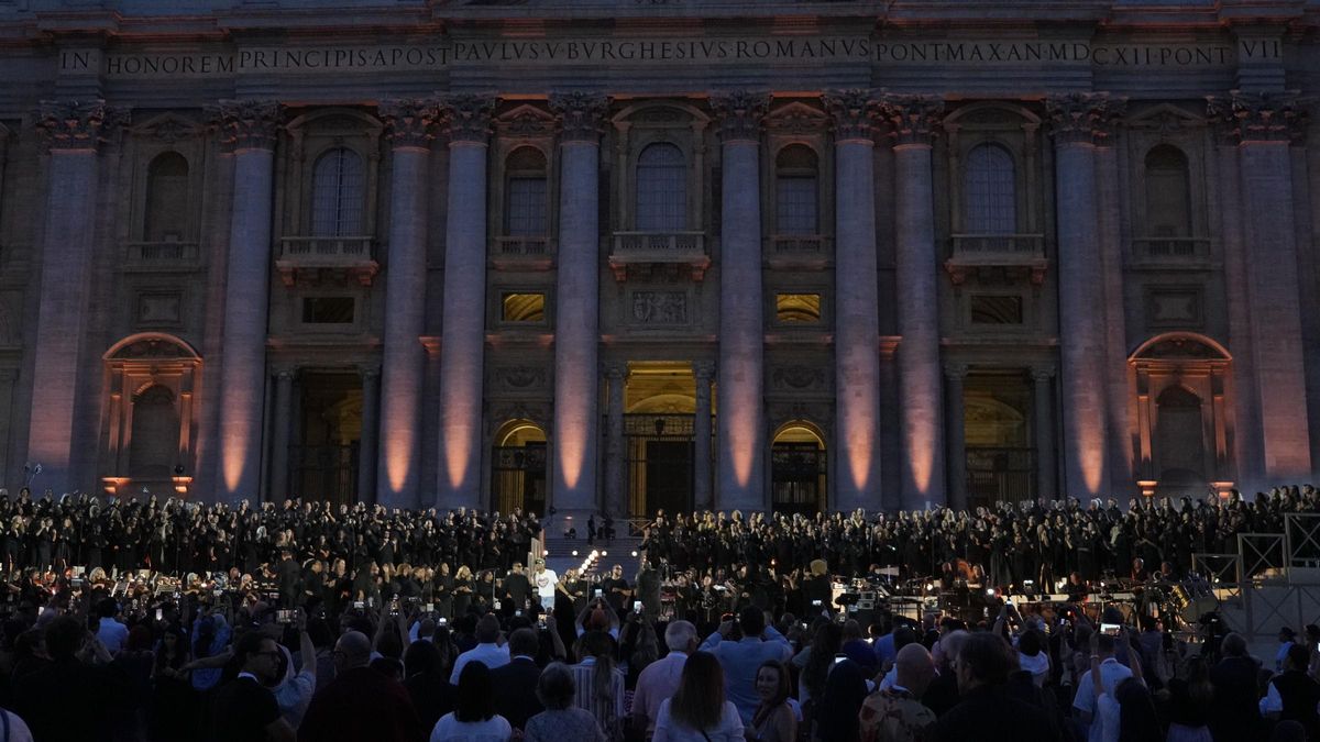 Miles de personas abarrotan la plaza del Vaticano antes de un inédito concierto con Karol G