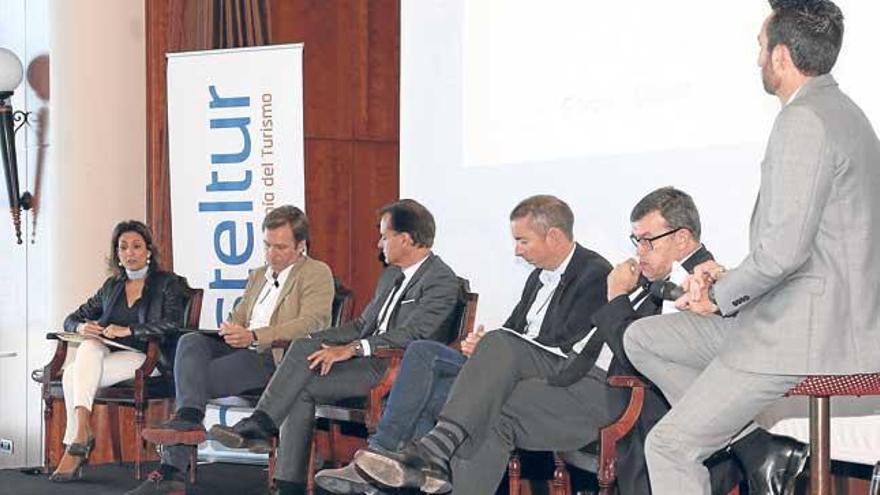 Inmaculada Benito, Juan Estarellas, Hans Müller, Juan Franch, Jordi Williams y el moderador, Manolo Molina, en el debate de Hosteltur.