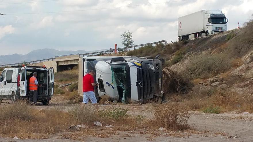 El conductor ha quedado atrapado tras caer desde una altura de seis o siete metros