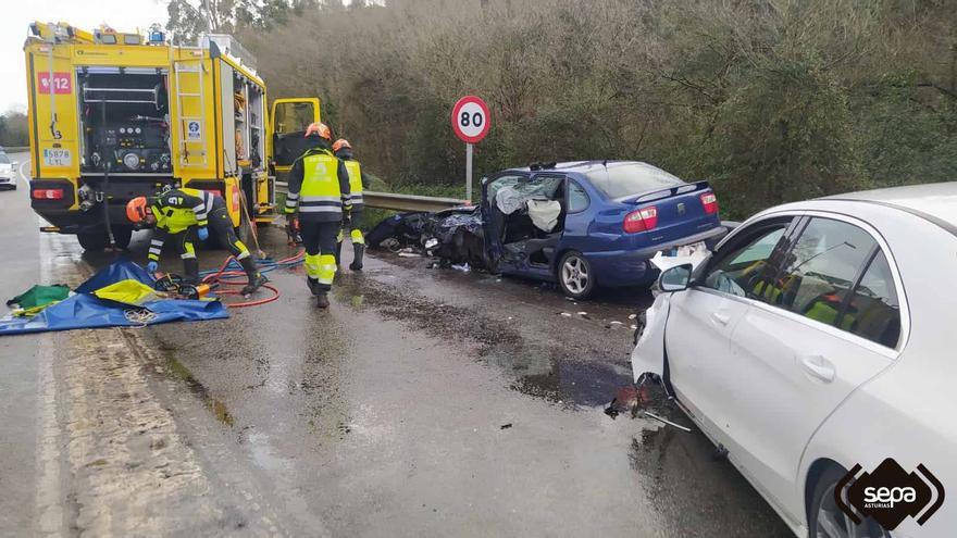 Tres heridos en un accidente entre dos turismos que colisionaron frontalmente a la entrada de Luanco