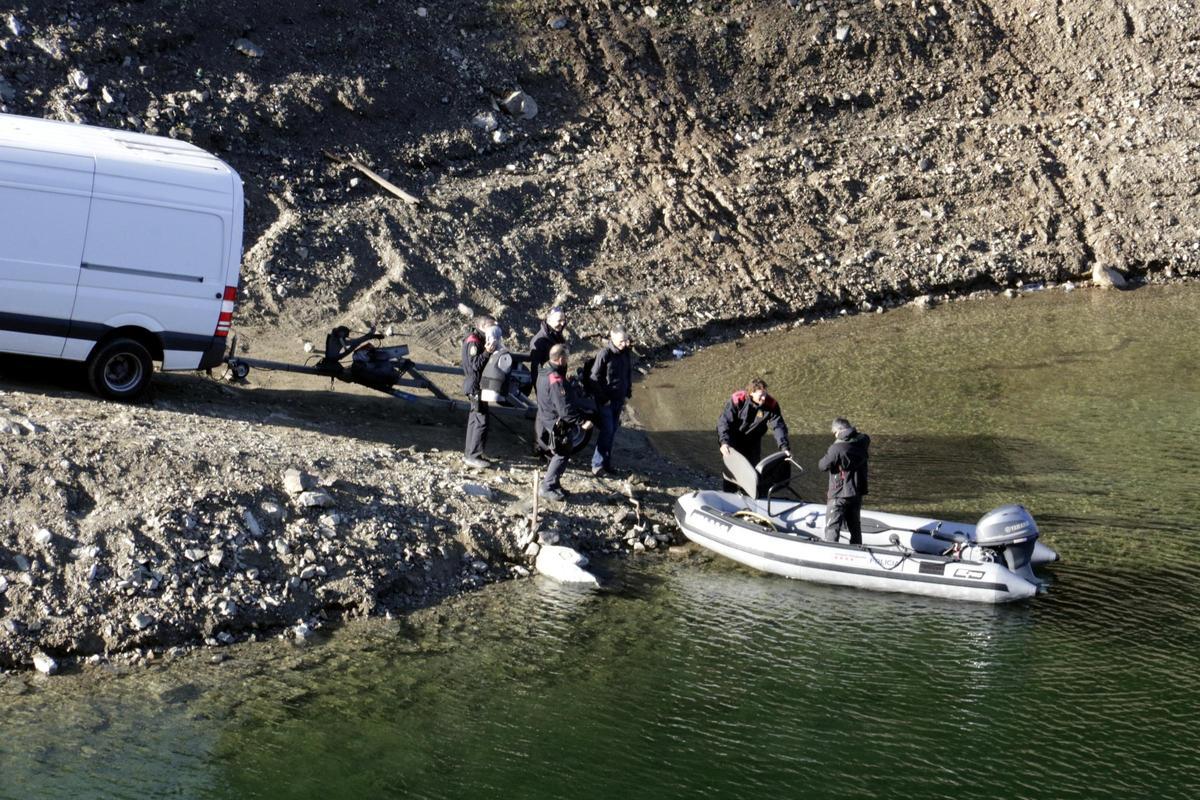 Els Mossos pujant un maniquí a la barca a Susqueda, el 4 d'octubre del 2019
