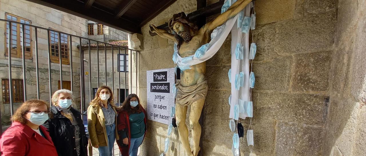 Las voluntarias que realizaron la intervención artística junto al Cristo del Buen Viaje.