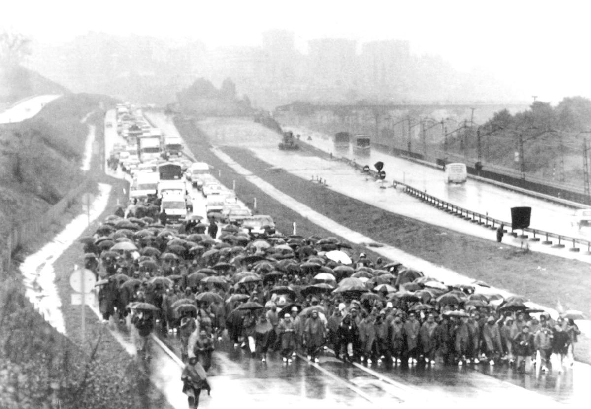 Trabajadores de la siderurgia asturiana caminando el día en que iniciaron la Marcha de Hierro, en 1992.