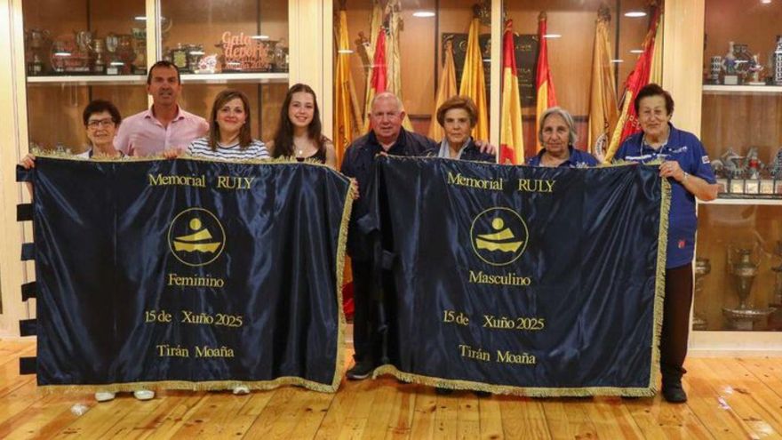 Directivos de Tirán y familiares de Ruly, con las banderas. | FdV