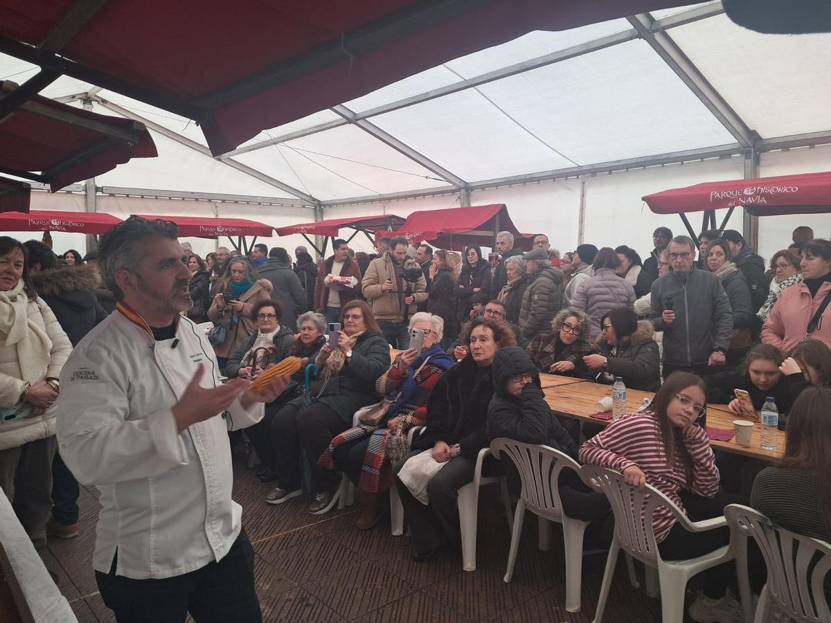El cocinero Miguel Sierra durante el showcooking.