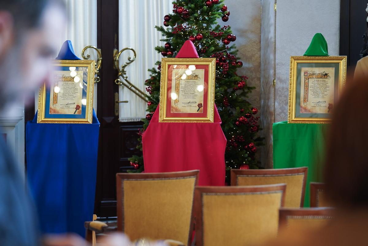 Nombramiento de los Reyes Magos de Oriente en la cabalgata de Málaga: Daniel Pérez, Arturo Fernández y Kendrick Perry