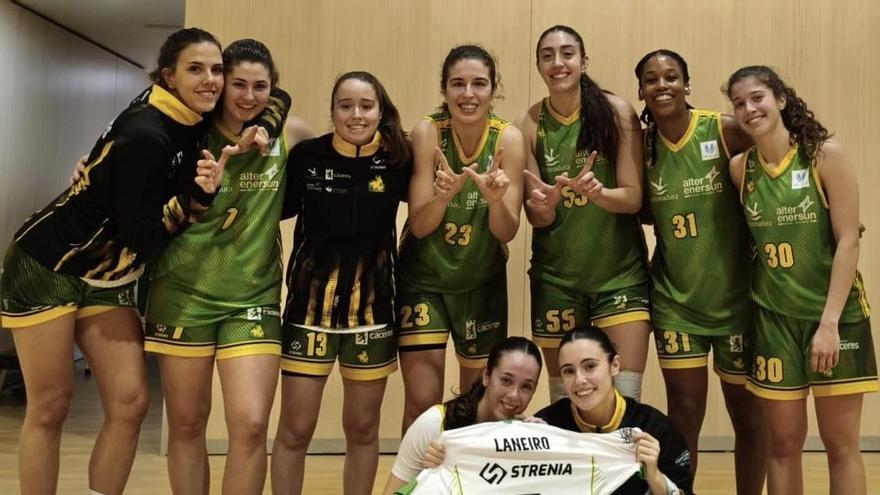 Las jugadoras, celebrando el triunfo, dedicado a la lesionada Raquel Laneiro.