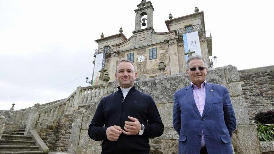 José Criado y Fernando Marmolejo, ayer, delante del santuario de O Corpiño. // Bernabé/Javier Lalín