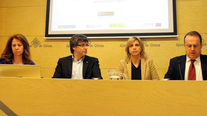 L&#039;alcalde de Girona, Carles Puigdemont, l&#039;alcaldessa de Figueres, Marta Felip, i els regidors de promoció econòmica dels dos municipis, Marta Madrenas i Manuel Toro, durant la roda de premsa · ACN