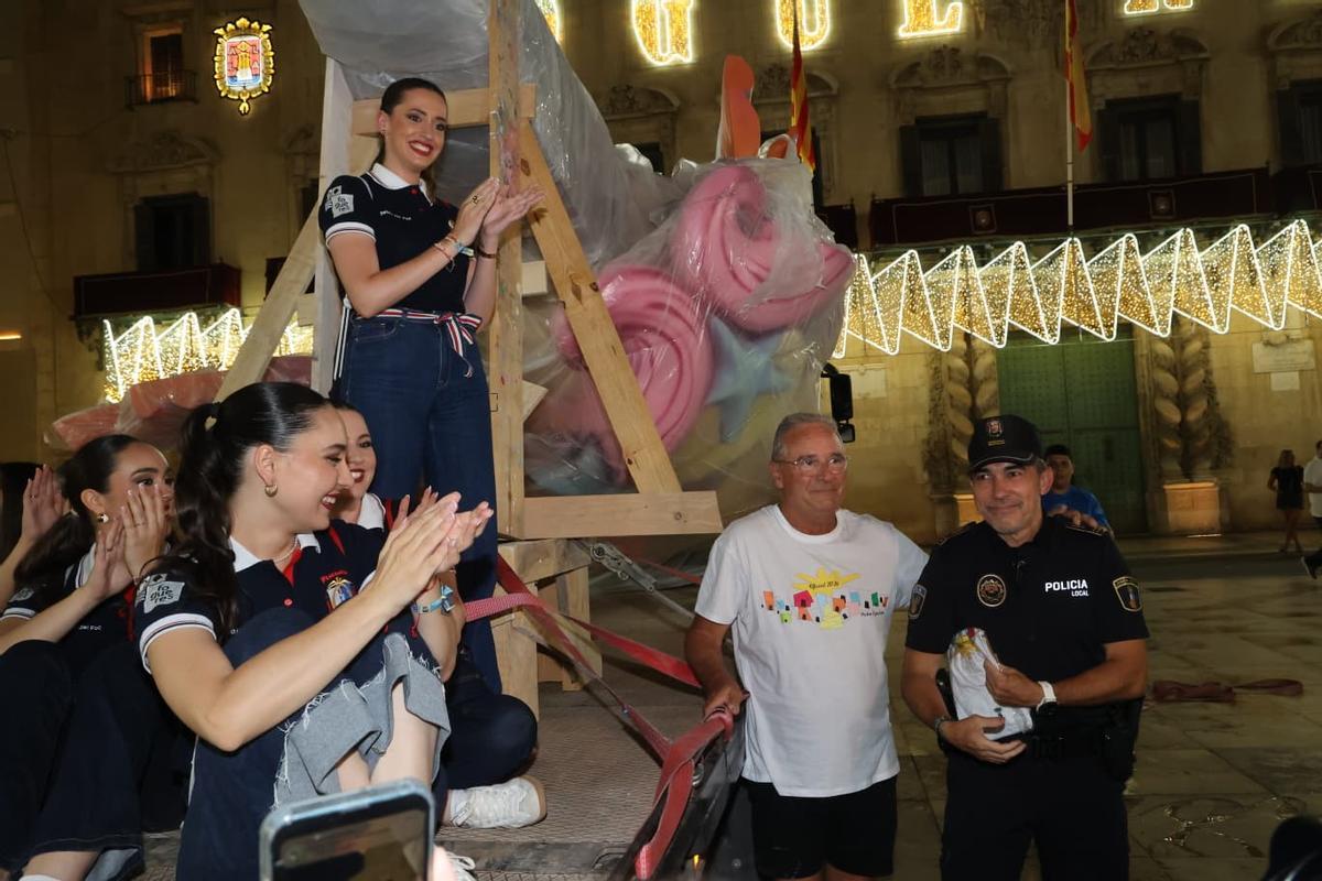 La Bellea del Foc y sus damas presencian la llegada de las primeras piezas de la Hoguera Oficial