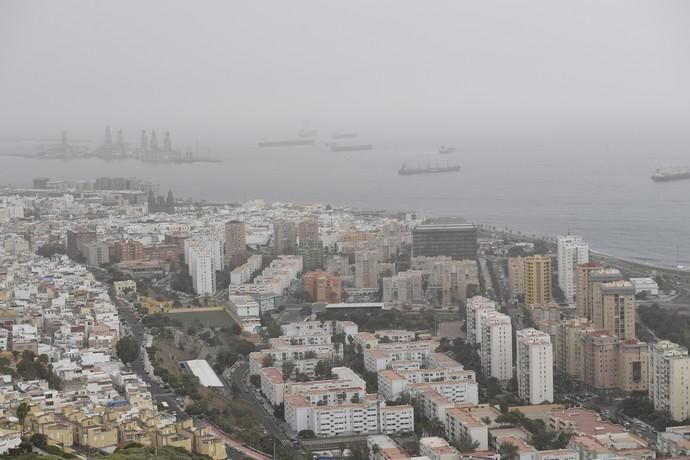 24-02-20 LAS PALMAS DE GRAN CANARIA. DIFERNETES LUGARES. LAS PALMAS DE GRAN CANARIA. METEOROLOGIA. Calima.    Fotos: Juan Castro.