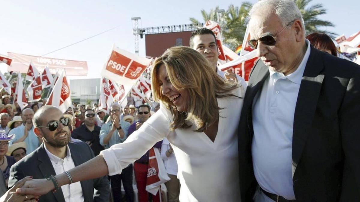 Susana Díaz y Alfonso Guerra, en el mitin de cierre de campaña de las primarias de la presidenta andaluza, en Sevilla.