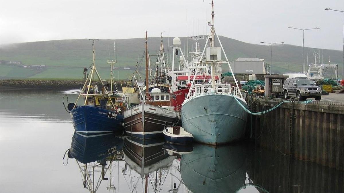 Barcos de pesca irlandeses en un muelle.