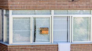 Un cartel anunciando el alquiler de una vivienda en Madrid-