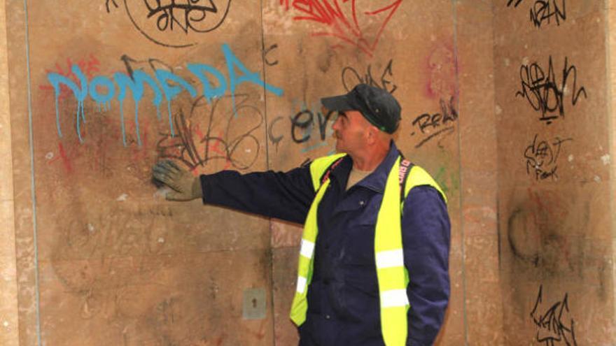 El «limpia pintadas», en la calle de Sant Roc de Gandia.