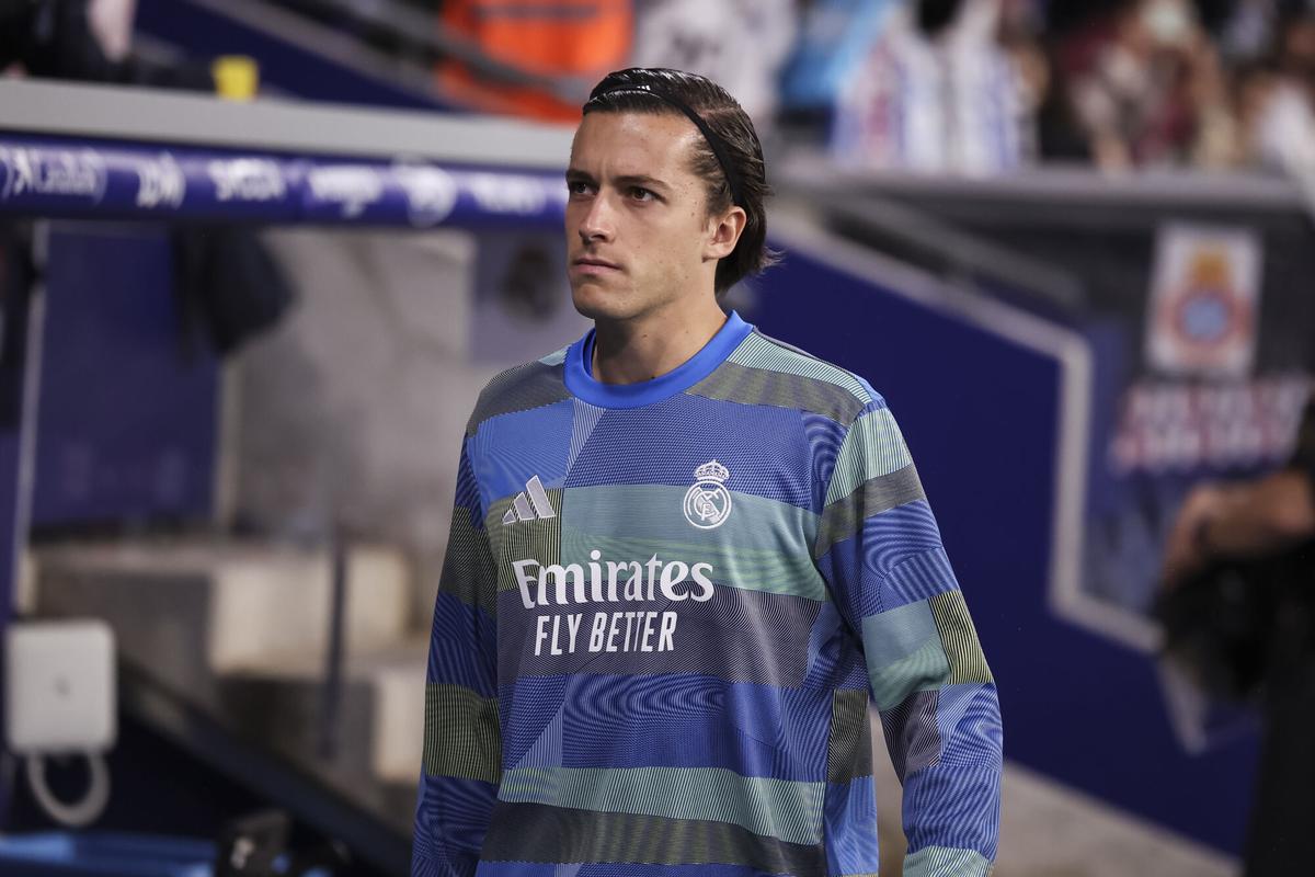 Álvaro Carreras se dirige al banquillo en el partido entre el Real Madrid y el Espanyol de Liga