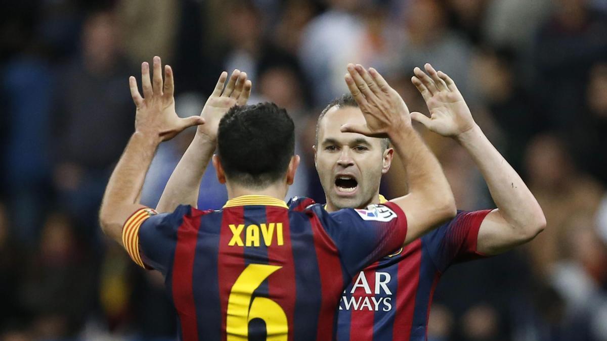 Xavi Hernández, de espaldas, celebra un gol con Iniesta cuando ambos militaban en el Barça como jugadores.