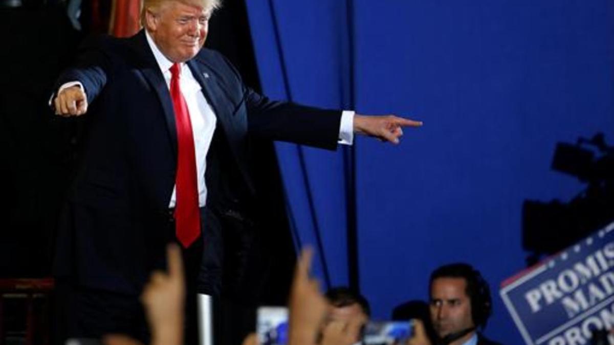 Trump aparece en el escenario en un acto en Pensilvania, el sábado.